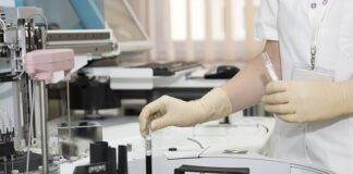 Na co może być narażony pracownik w czasie pracy z komputerem?