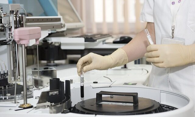 Na co może być narażony pracownik w czasie pracy z komputerem?